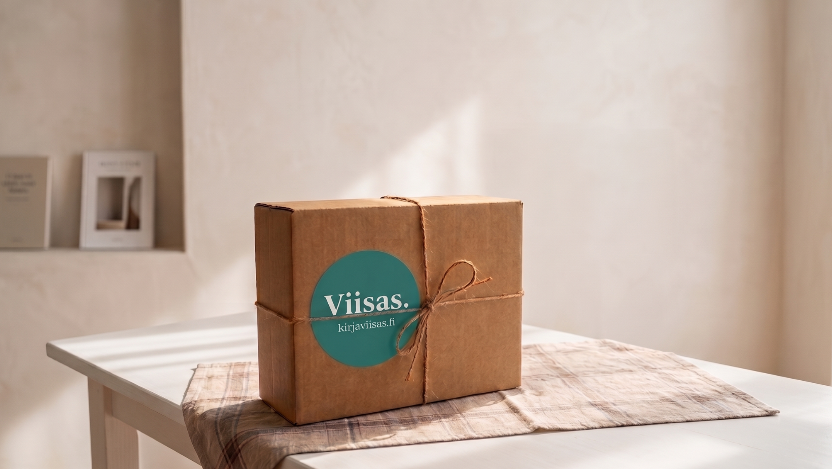 Kirjaviisas-paketti pöydällä